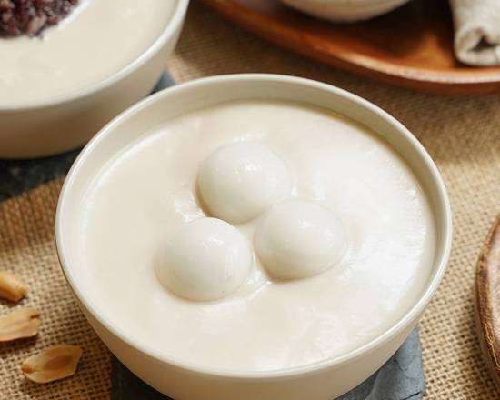 Cashew Peanut Soup with Glutinous Rice Balls 腰果花生配湯丸